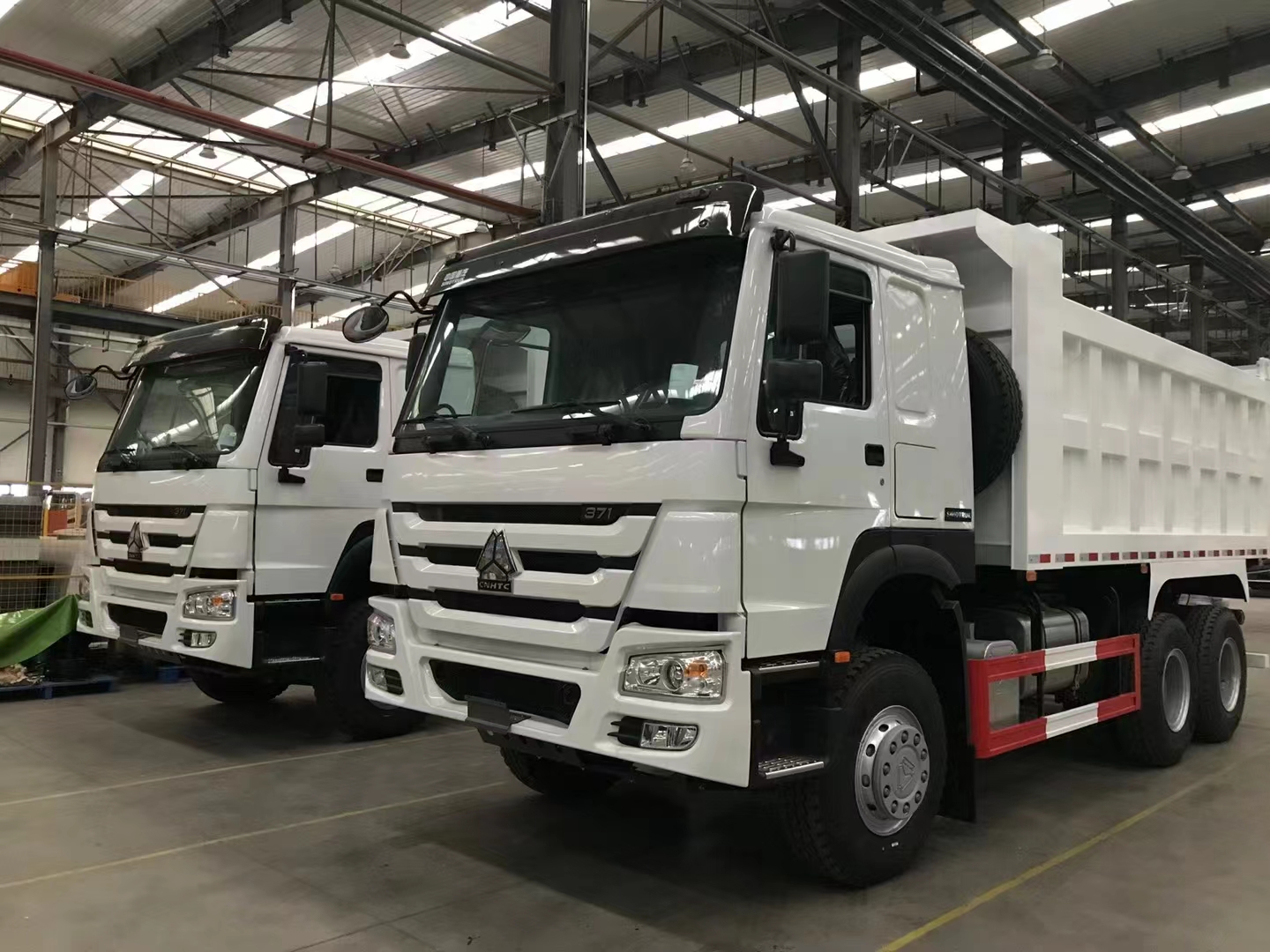 XE TẢI DUMP SINOTRUK HOWO 6 * 4 SẴN SÀNG ĐỂ GIAO HÀNG