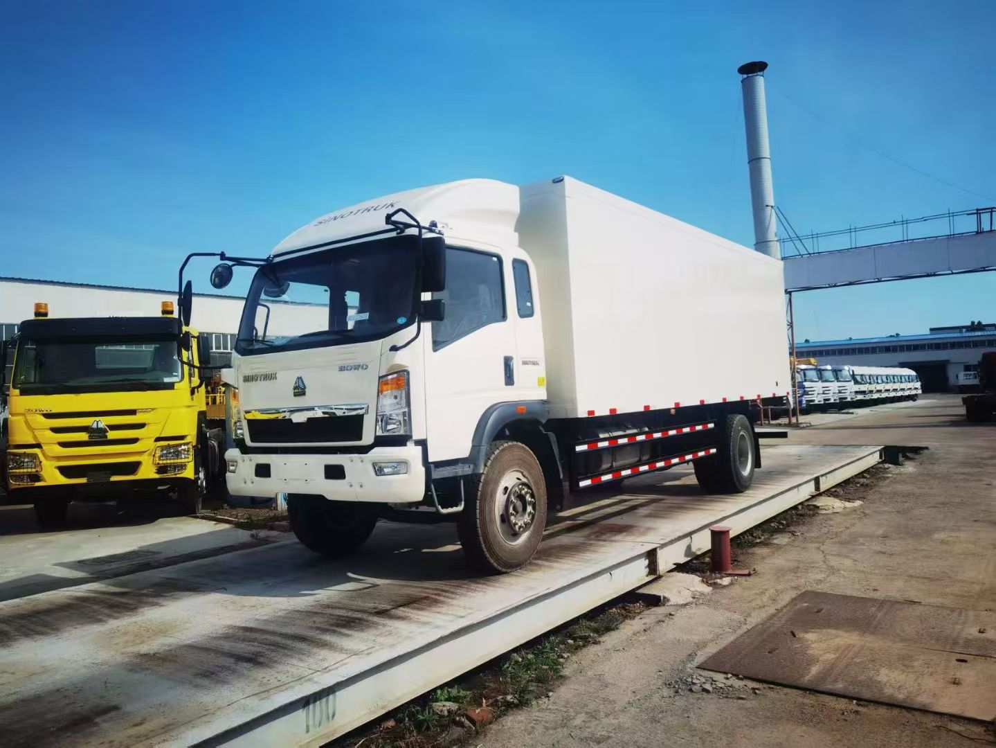 Xe tải chở hàng Vanbox 4x2 Sinotruk